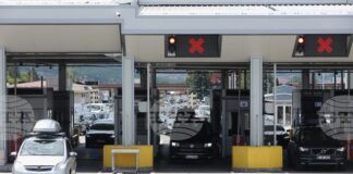 Движението е интензивно на "Калотина" на вход за леки и товарни автомобили, както и на "Лесово" на изход за камиони