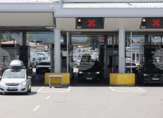 Движението е интензивно на "Калотина" на вход за леки и товарни автомобили, както и на "Лесово" на изход за камиони