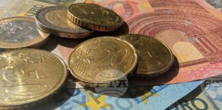 Еврото поевтинява леко спрямо долара, но поскъпва спрямо лирата и франка