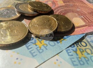Еврото поевтинява леко спрямо долара, но поскъпва спрямо лирата и франка Еврото поевтинява леко спрямо долара, но поскъпва спрямо лирата и франка