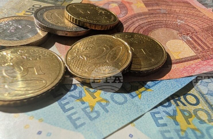 Еврото поевтинява леко спрямо долара, но поскъпва спрямо лирата и франка