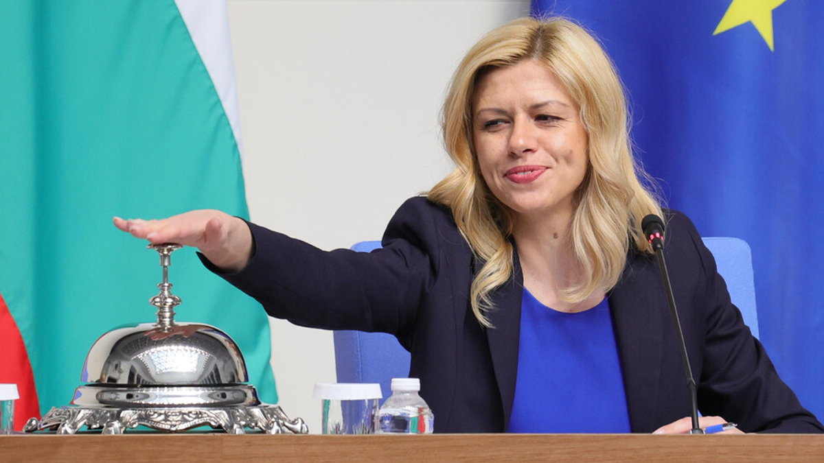 Заглавието визира граматичните познания на Михаела Доцова новопокръстената председателка на