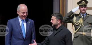 Ирландският премиер се срещна с жители на Киев, чиито домове са били повредени при руски въздушни удари