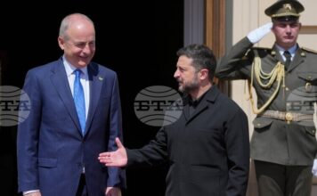 Ирландският премиер се срещна с жители на Киев, чиито домове са били повредени при руски въздушни удари Ирландският премиер се срещна с жители на Киев, чиито домове са били повредени при руски въздушни удари