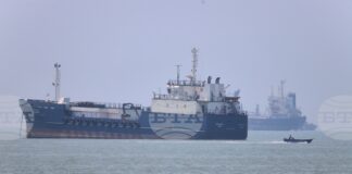 Корпусът на гвардейците на Ислямската революция е възпрепятствал преминаването на шест търговски кораба през Ормузкия проток, съобщи агенция Тасним