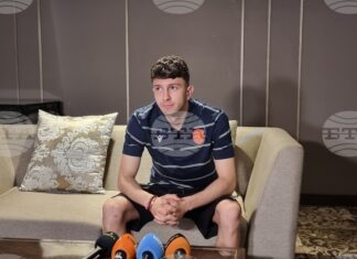 Кристиан Балов е в групата на Цървена звезда за гостуването на Ларн в Северна Ирландия, Томас Хендел и контузеният Раде Крунич не се качиха на самолета Кристиан Балов е в групата на Цървена звезда за гостуването на Ларн в Северна Ирландия, Томас Хендел и контузеният Раде Крунич не се качиха на самолета