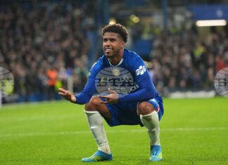 Манчестър Юнайтед се интересува от халфа на Челси Андре Сантош