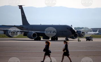 Разделение в парламента за американската военна техника в България Американските военни самолети на летище „Васил Левски“ в София.