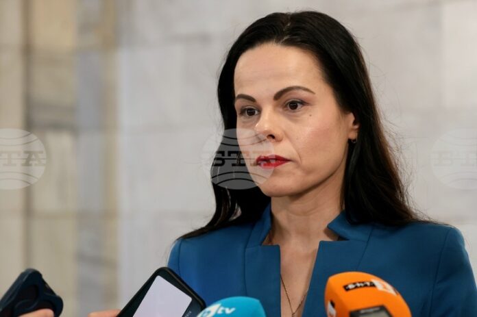Министерството на здравеопазването подкрепя обществените поръчки за лекарства и в частните болници, каза министър Катя Ивкова