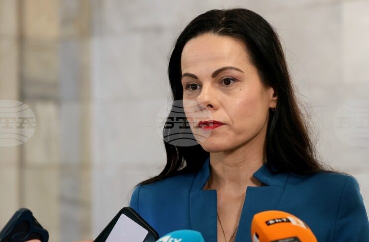 Министерството на здравеопазването подкрепя обществените поръчки за лекарства и в частните болници, каза министър Катя Ивкова