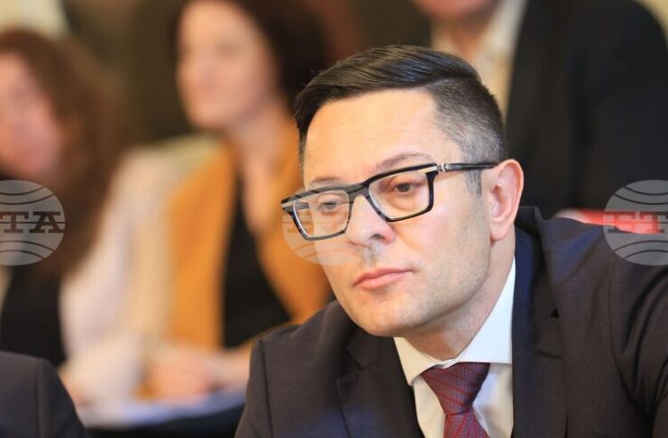 Няма рамково споразумение с "Райнметал", а финансирането на проекта, в който участва и ВМЗ-Сопот е трудно, заяви вицепремиерът Александър Пулев