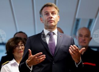 ОБНОВЕНА Макрон посети зоната, засегната от катастрофалните пожари във Франция
