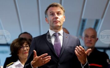 ОБНОВЕНА Макрон посети зоната, засегната от катастрофалните пожари във Франция