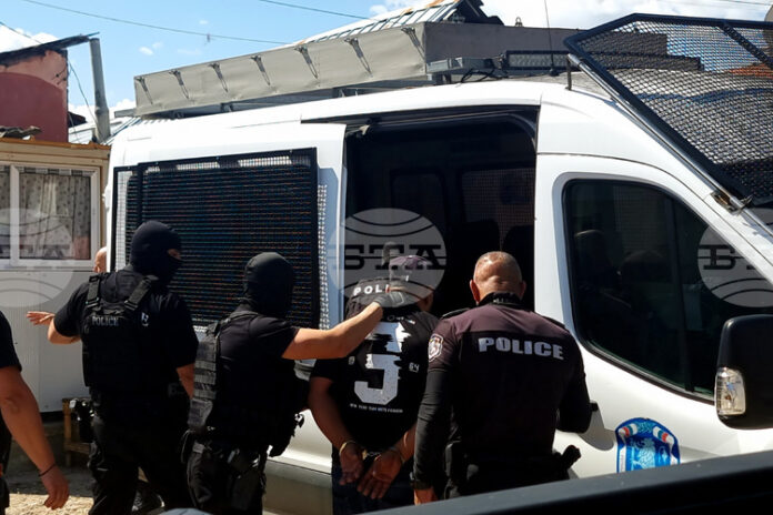 ОБНОВЕНА Общо осем души са задържани при специализирана полицейска операция в Асеновград след сбиване между две ромски фамилии