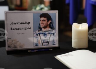 ОБНОВЕНА Президентът Илияна Йотова, военнослужещи и близки отдадоха последна почит на втория български космонавт генерал-майор о.р. Александър Александров ОБНОВЕНА Президентът Илияна Йотова, военнослужещи и близки отдадоха последна почит на втория български космонавт генерал-майор о.р. Александър Александров