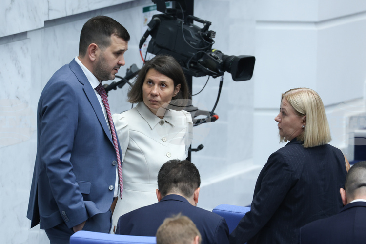 Елисавета Белобрадова заедно с екип от народни представители от Демократична