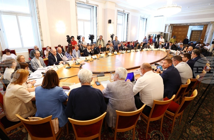 Парламентарната комисия по бюджет и финанси ще разгледа на второ четене законопроектите за бюджета на ДОО и на НЗОК за 2026 г.