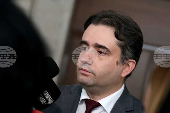 По-склонен съм да вярвам на министър Иван Демерджиев, защото справката му е от ГДБОП, каза Божидар Божанов за полетите на Делян Пеевски
