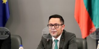 Правителството не се е отказало от ограничаването на високите възнаграждения в бордовете на директорите на публичните предприятия, каза вицепремиерът Пулев