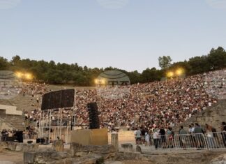 Пред около 10 000 зрители в Античния театър в Епидавър се състоя втората премиера на спектакъла „Вакханки“ на Еврипид с режисьор Явор Гърдев