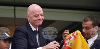 Президентът на африканския футбол Патрис Моцепе подкрепи критикувания шеф на ФИФА Джани Инфантино