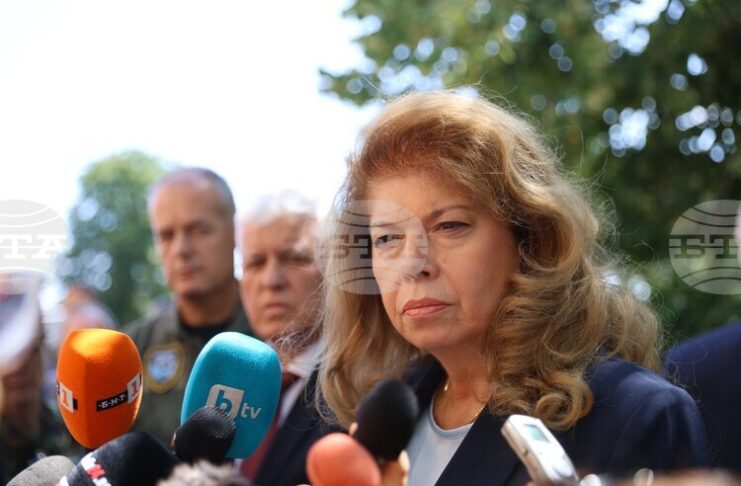 Разписала съм бюджетите за ДОО и НЗОК, съобщи президентът Йотова
