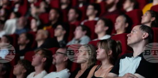 Редкият 70-милиметров IMAX киносалон в Прага привлича хиляди европейци за филма на Нолан „Одисея“