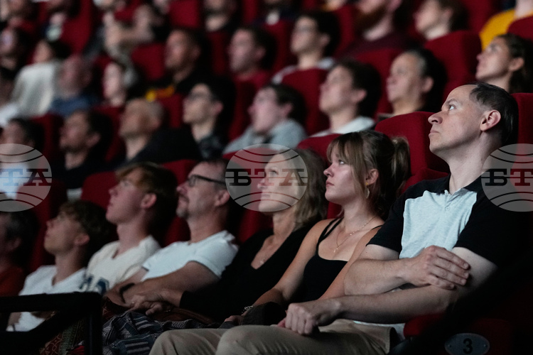 Редкият 70-милиметров IMAX киносалон в Прага привлича хиляди европейци за филма на Нолан „Одисея“