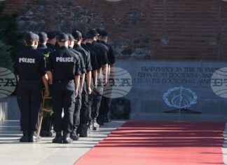 С полагане на венци пред Паметника на Незнайния воин в София и водосвет на знамената МВР отбеляза 147 години от създаването си