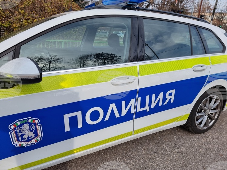 Бебе бе спасено от затворения асансьор на жилищен блок в
