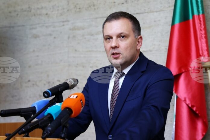 Ще има още предложения за наказания на нотариуси по казуса „Баба Алино“, каза министър Найденов