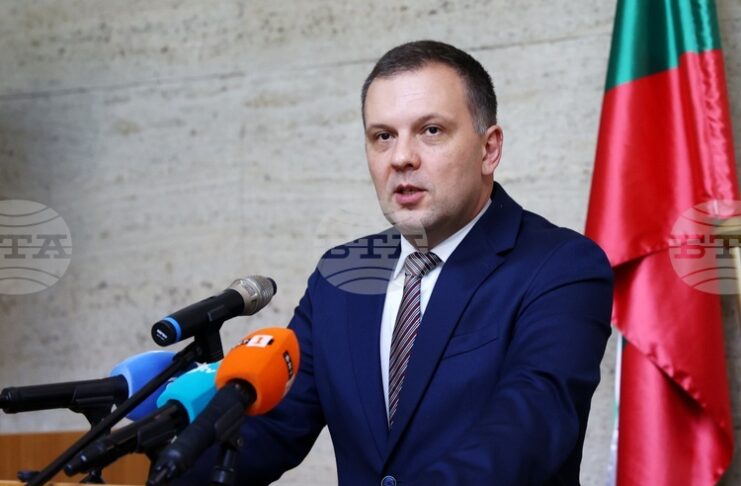Ще има още предложения за наказания на нотариуси по казуса „Баба Алино“, каза министър Найденов