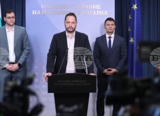 Управляващите внасят промени в Изборния кодекс за възстановяване на машинния вот, отпадане на район „Чужбина“ и на ограничението от 20 секции Управляващите внасят промени в Изборния кодекс за възстановяване на машинния вот, отпадане на район „Чужбина“ и на ограничението от 20 секции
