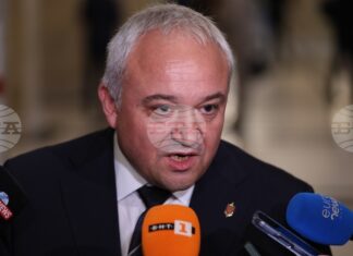 Възможно е Десислава Атанасова да е ползвала и личния, и дипломатическия си паспорт при пътуванията си, каза министър Иван Демерджиев