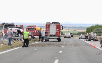 Възстановено е движението по АМ „Тракия" в района на катастрофата с камион Възстановено е движението по АМ „Тракия" в района на катастрофата с камион