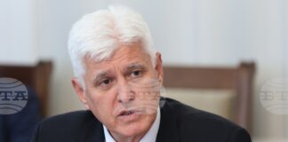 Военновъздушните сили са действали абсолютно прецизно и по протокол, каза министър Димитър Стоянов по случая с аварийно кацане на самолет в Бургас