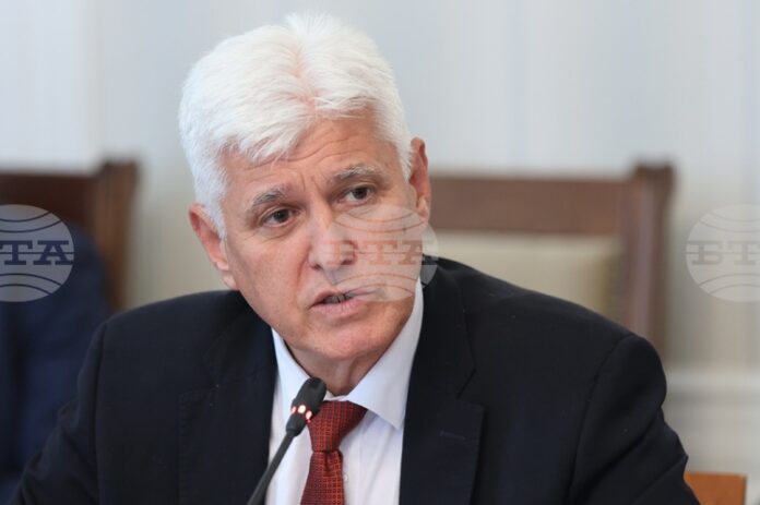 Военновъздушните сили са действали абсолютно прецизно и по протокол, каза Военновъздушните сили са действали абсолютно прецизно и по протокол, каза министър Димитър Стоянов по случая с аварийно кацане на самолет в Бургас