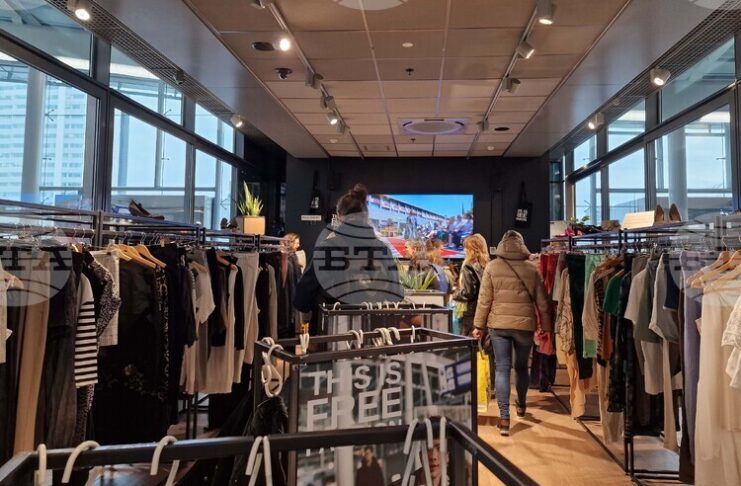 Забраната за унищожаване на непродадени дрехи ще насърчи повторната употреба и по-устойчивото производство, смятат специалисти