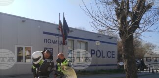 Задържан е 22-годишен младеж от Пловдив, заснет от очевидец да шофира лек автомобил, докато вдишва райски газ, съобщи МВР