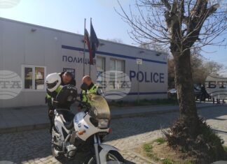 Задържан е 22-годишен младеж от Пловдив, заснет от очевидец да шофира лек автомобил, докато вдишва райски газ, съобщи МВР Задържан е 22-годишен младеж от Пловдив, заснет от очевидец да шофира лек автомобил, докато вдишва райски газ, съобщи МВР