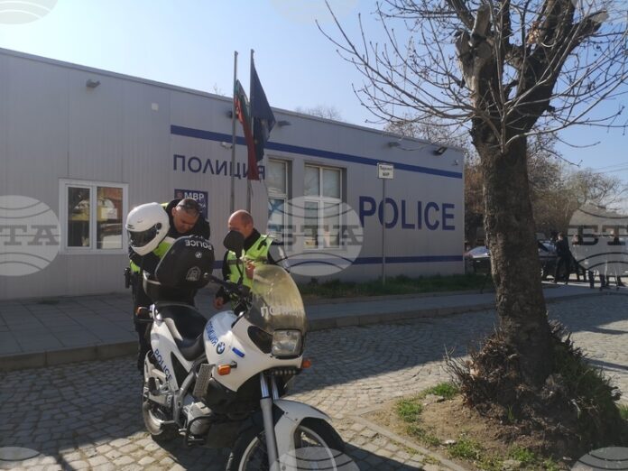 Задържан е 22-годишен младеж от Пловдив, заснет от очевидец да Задържан е 22-годишен младеж от Пловдив, заснет от очевидец да шофира лек автомобил, докато вдишва райски газ, съобщи МВР