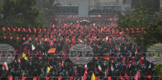 Започна траурната процесия в памет на убития ирански върховен лидер аятолах Али Хаменей, съобщиха местните държавни медии