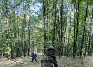 Военнослужещи прочистват района извън завод „Емко“ от невзривени боеприпаси