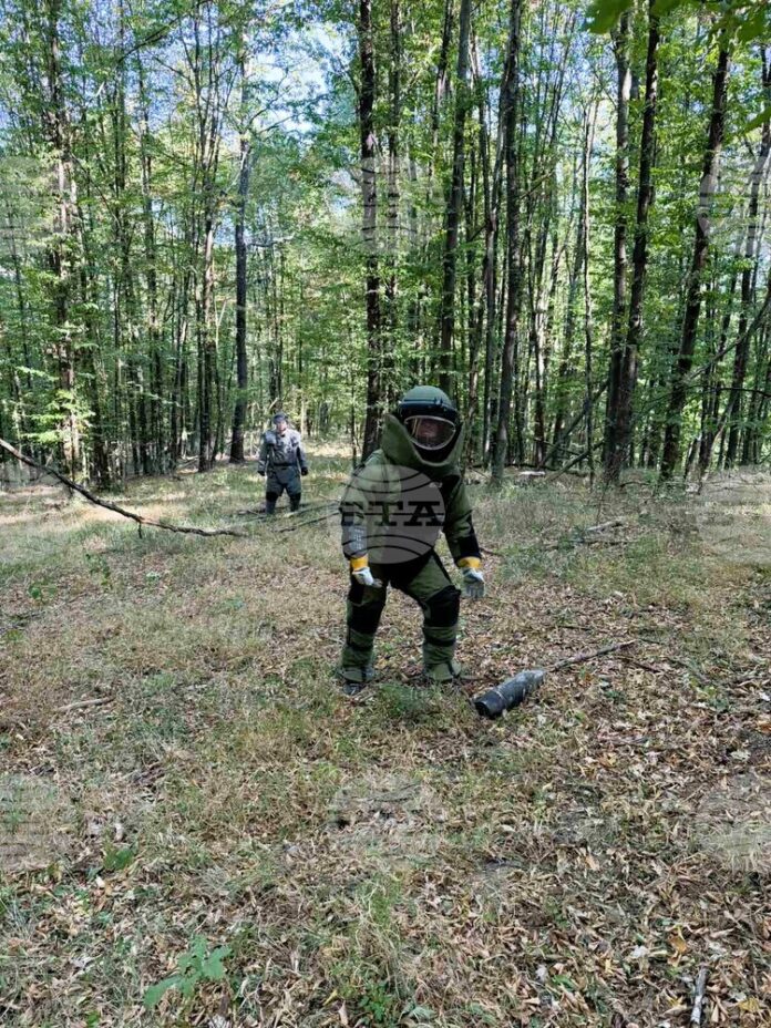 Военнослужещи прочистват района извън завод „Емко“ от невзривени боеприпаси
