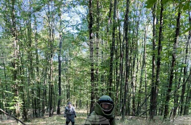 Военнослужещи прочистват района извън завод „Емко“ от невзривени боеприпаси