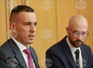 София предлага рекорден бюджет от 1,54 млрд. евро за 2026 г. На снимката: кметът на Столична община Васил Терзиев (вляво) и зам.-кметът на Столична община в направление „Финанси“ Георги Клисурски.