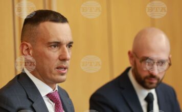 На снимката: кметът на Столична община Васил Терзиев (вляво) и зам.-кметът на Столична община в направление „Финанси“ Георги Клисурски.