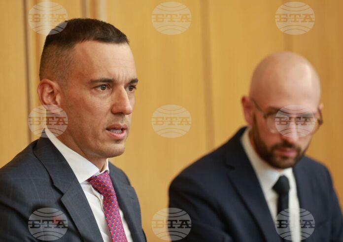 На снимката: кметът на Столична община Васил Терзиев (вляво) и зам.-кметът на Столична община в направление „Финанси“ Георги Клисурски.