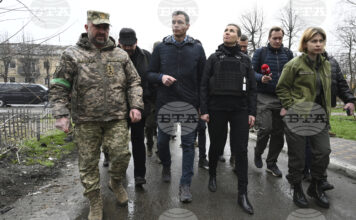 Зеленски освободи посланика в САЩ на фона на нови удари срещу Крим Илюстративно изображение от 21 април 2022 г.: Олга Стефанишина (крайната вдясно), тогава вицепремиер на Украйна, с министър-председателите на Дания - Мете Фредериксен (до нея), и на Испания - Педро Санчес, в украинския град Бородянка.