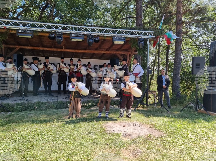 Ангел Згуровски спечели наградата „Дафо Трендафилов“ на 23-то Национално гайдарско надсвирване в Гела